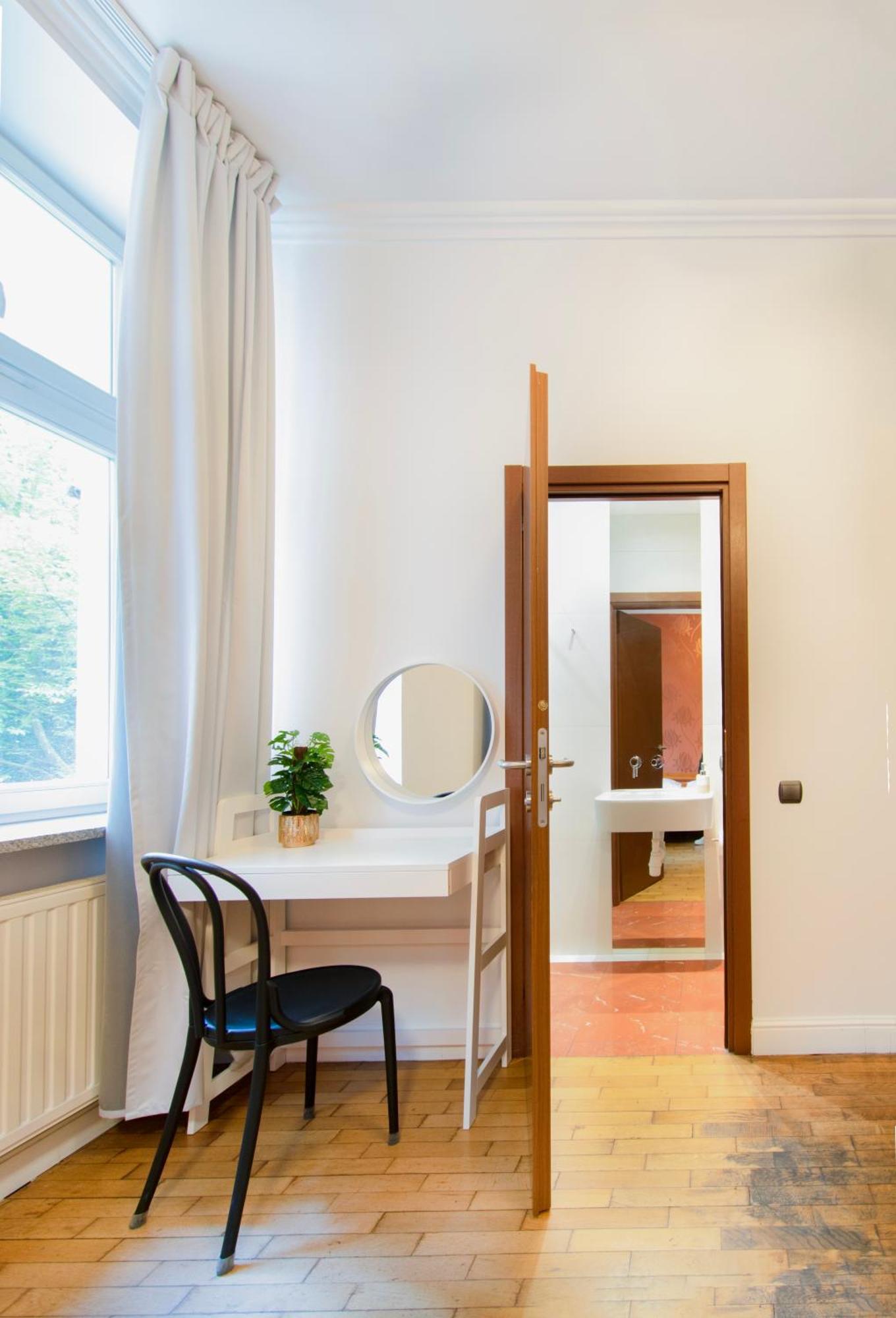 Collosal 6 Bedroom Slowackiego Avenue Apartment *